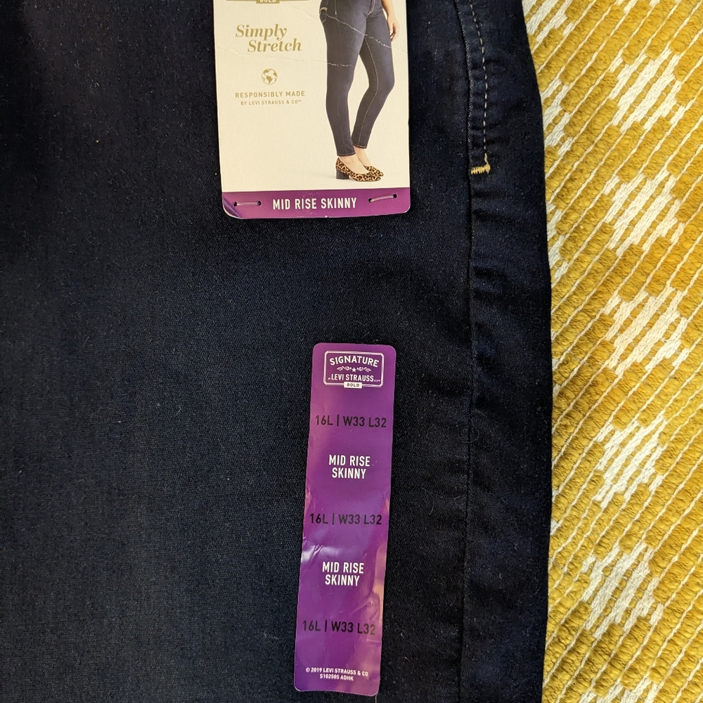 Dark Blue Levis Mid Rise Skinny - 16 Long